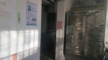 堆放雜物、落滿灰塵、閑置率高&hellip;小區(qū)信報箱出路在何方?